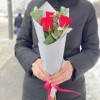 Малиновые розы Такаци с эвкалиптом