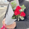 Малиновые розы Такаци с эвкалиптом