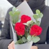 Малиновые розы Такаци с эвкалиптом