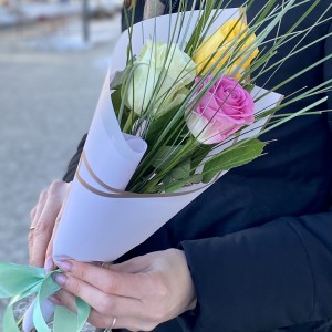 Разноцветные розы с берграссом