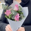 Сиреневые розы 50 см с эвкалиптом