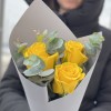 Желтые розы 50 см с эвкалиптом