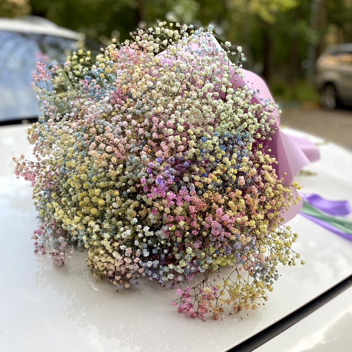 Букет из радужной гипсофилы