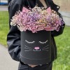 Коробка Кошечка с радужной гипсофилой