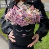 Радужная гипсофила в коробке Кошечка