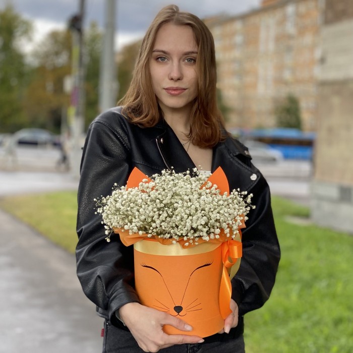 Белая гипсофила в коробке Лисичка