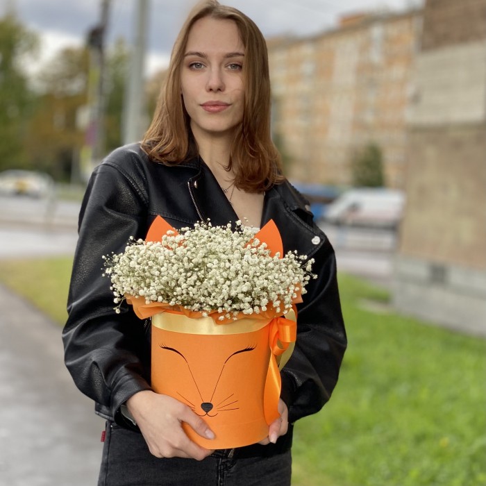 Белая гипсофила в коробке Лисичка