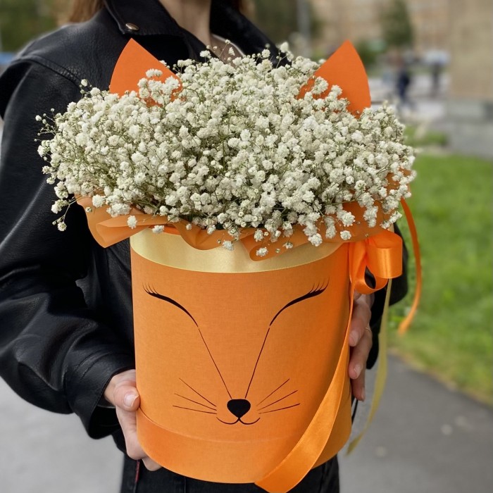 Белая гипсофила в коробке Лисичка