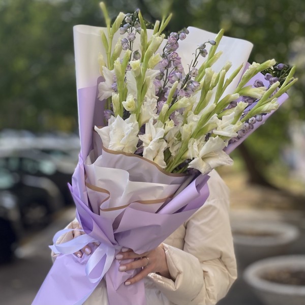 11 белых гладиолусов с дельфиниумом