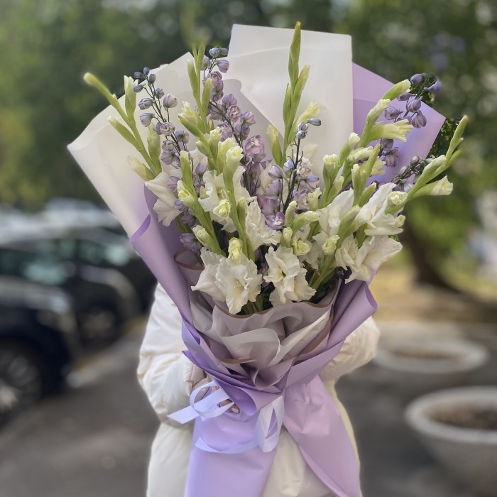 11 белых гладиолусов с дельфиниумом