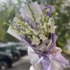 11 белых гладиолусов с дельфиниумом
