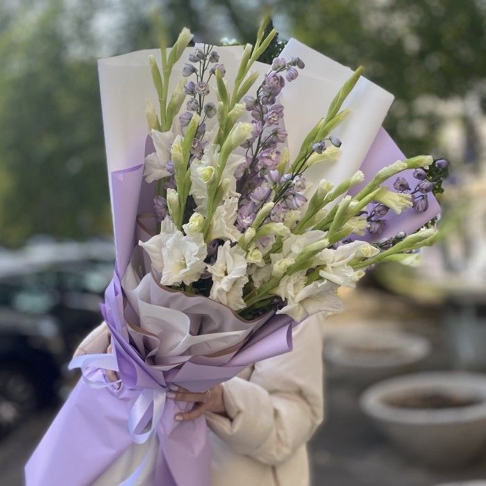 11 белых гладиолусов с дельфиниумом