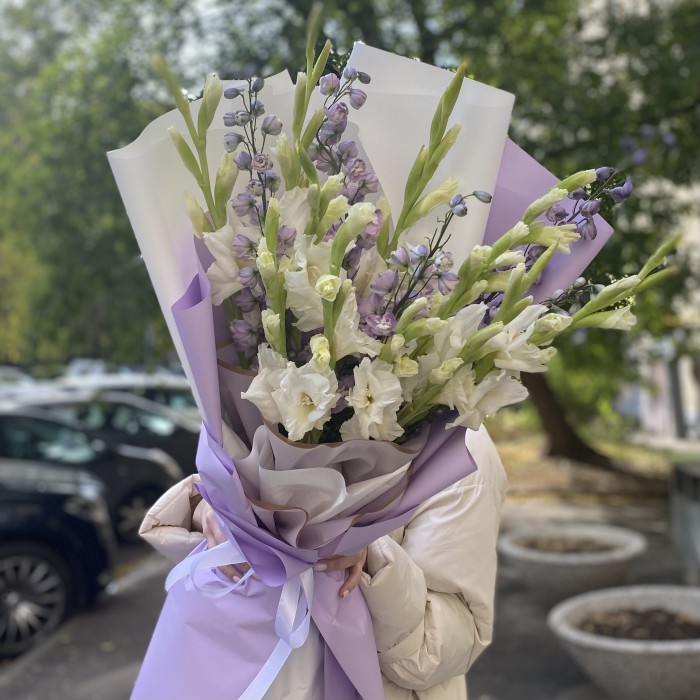 11 белых гладиолусов с дельфиниумом