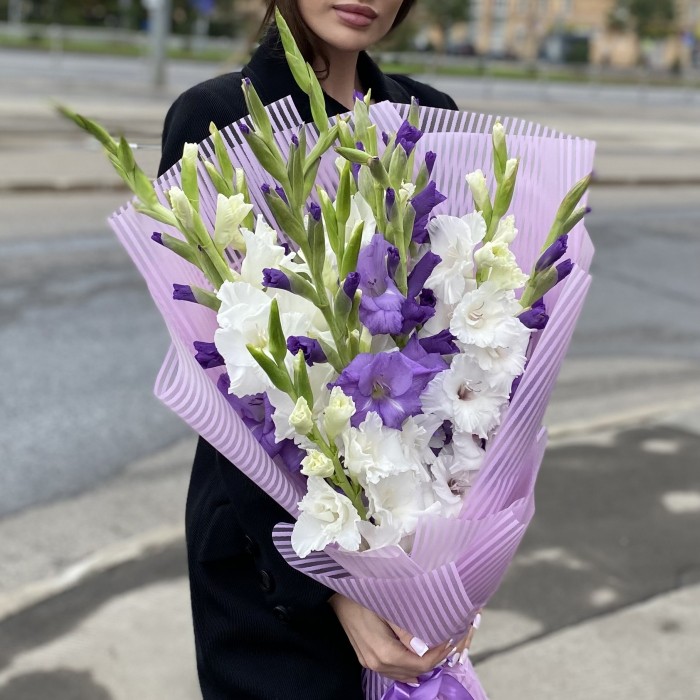 15 белых и фиолетовых гладиолусов
