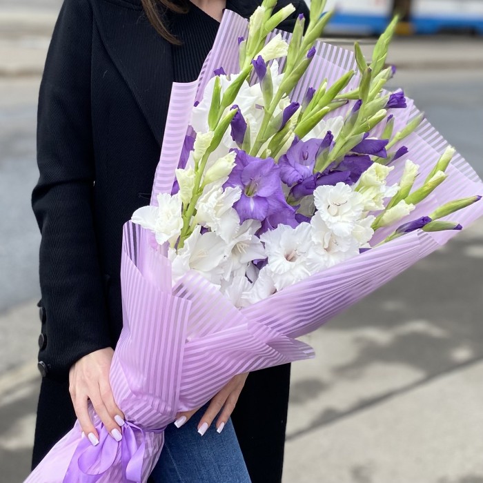 15 белых и фиолетовых гладиолусов