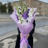 15 белых и фиолетовых гладиолусов