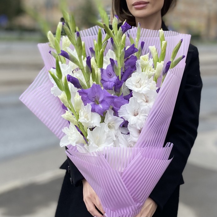 15 белых и фиолетовых гладиолусов
