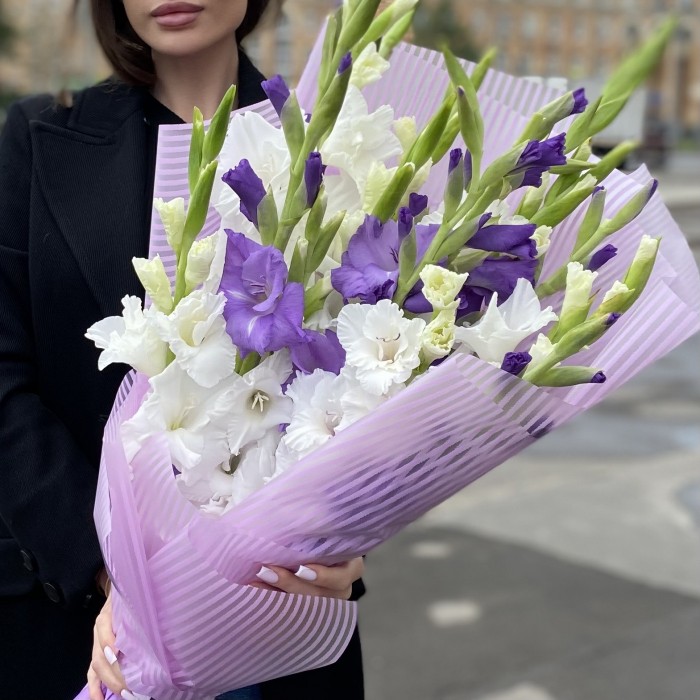 15 белых и фиолетовых гладиолусов