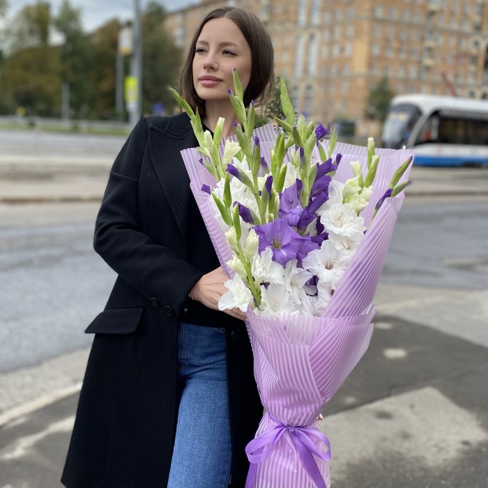 15 белых и фиолетовых гладиолусов