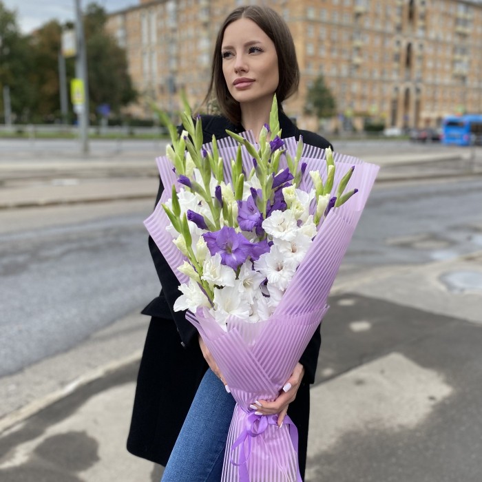 15 белых и фиолетовых гладиолусов