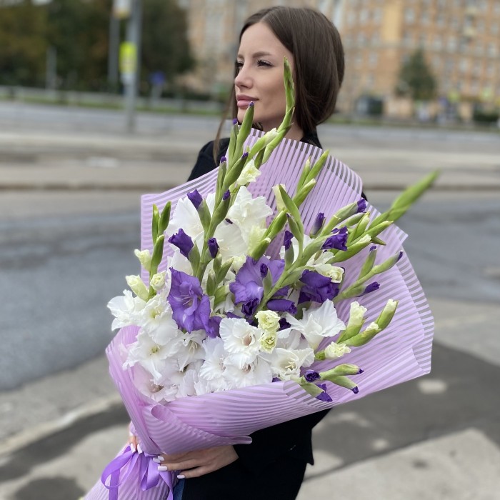 15 белых и фиолетовых гладиолусов
