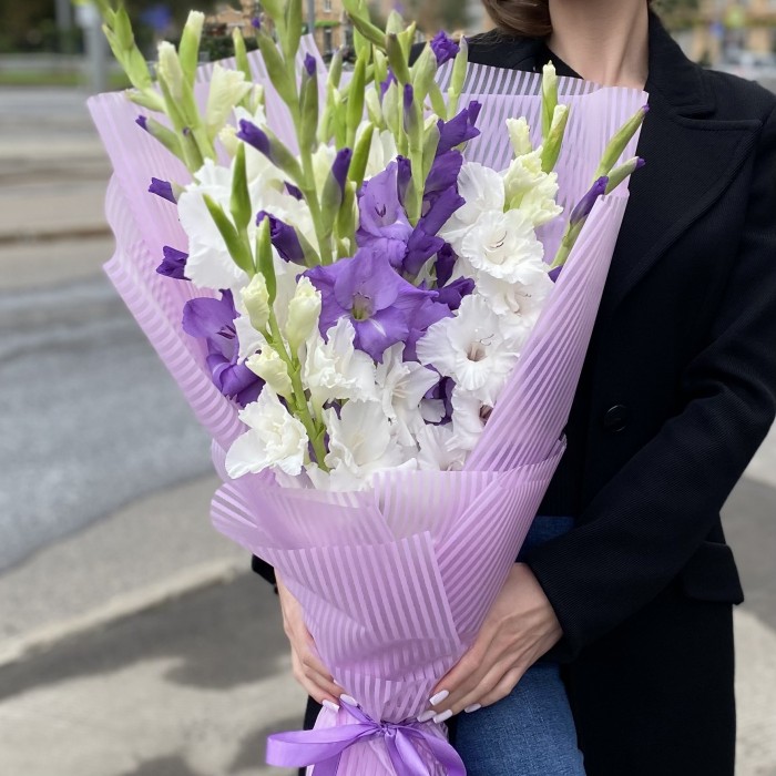 15 белых и фиолетовых гладиолусов