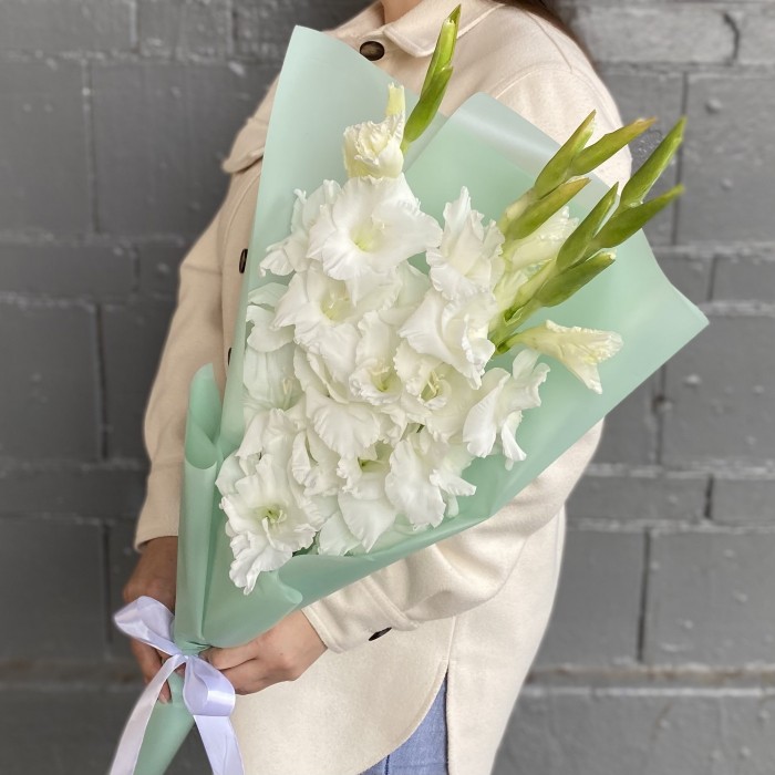 3 белых гладиолуса