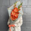 3 коралловых гладиолуса