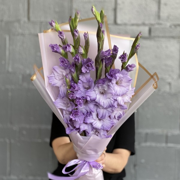 7 фиолетовых гладиолусов