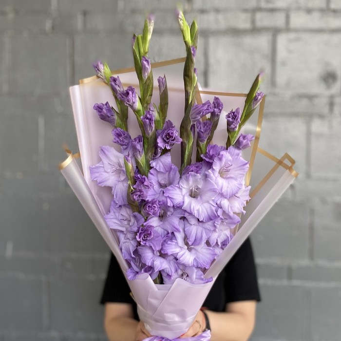 7 фиолетовых гладиолусов