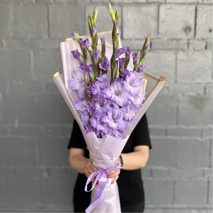 7 фиолетовых гладиолусов