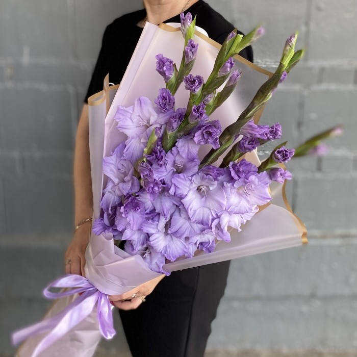 7 фиолетовых гладиолусов