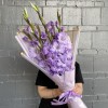 7 фиолетовых гладиолусов