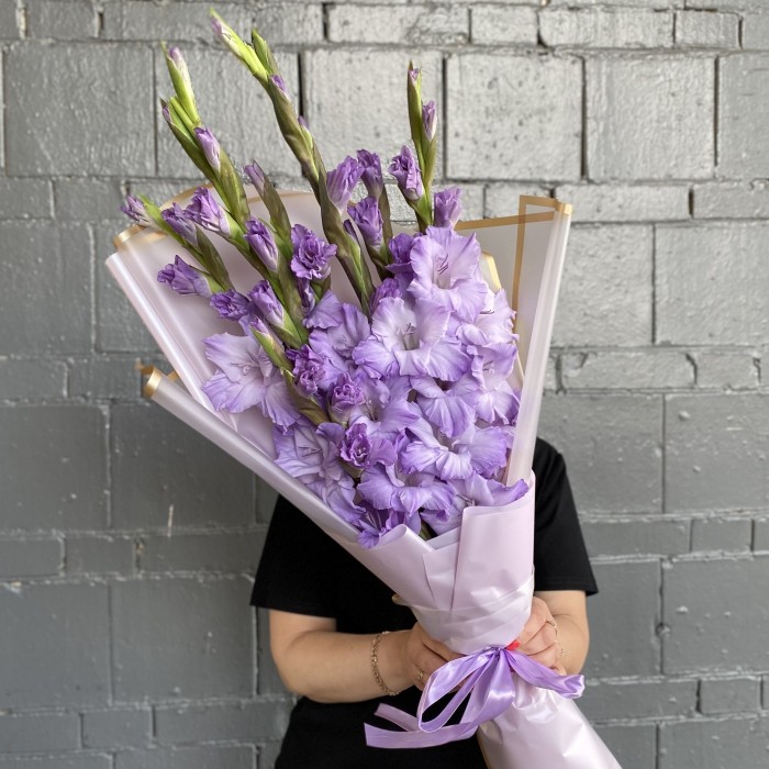 7 фиолетовых гладиолусов