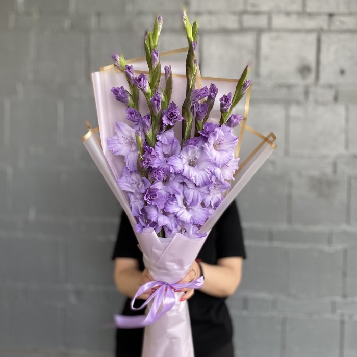 7 фиолетовых гладиолусов