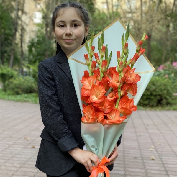 7 коралловых гладиолусов