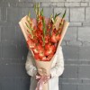 9 коралловых гладиолусов