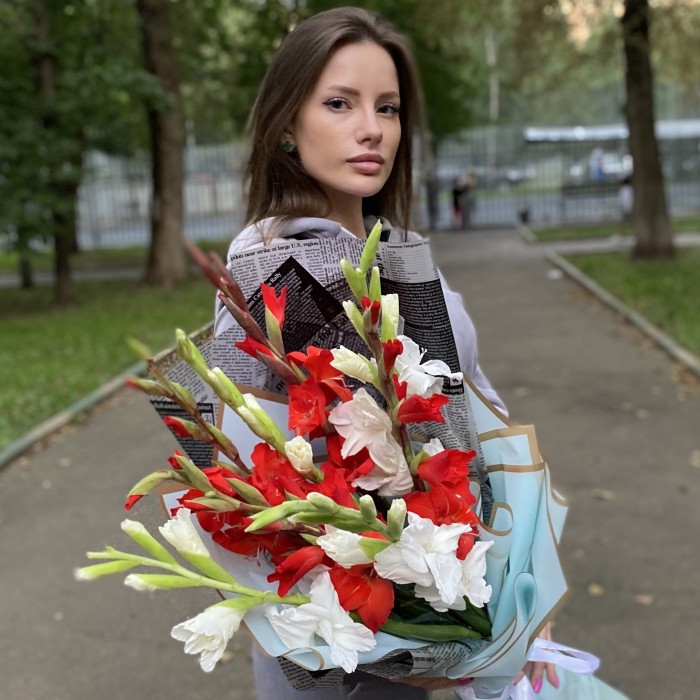 9 белых и красных гладиолусов