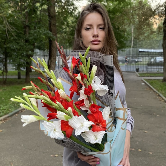 9 белых и красных гладиолусов