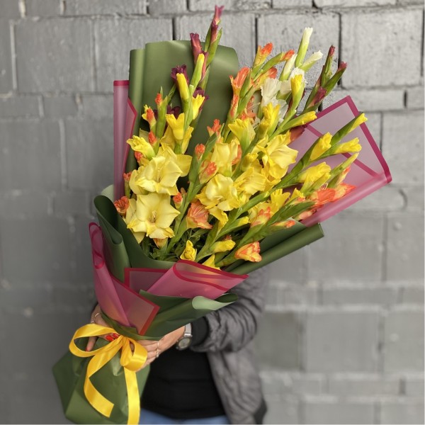 Букет ярких гладиолусов