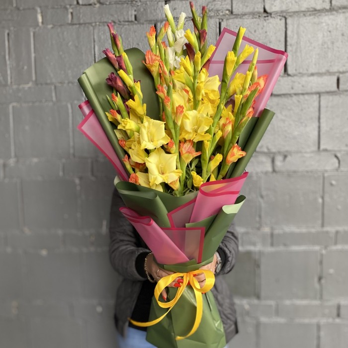 Букет ярких гладиолусов