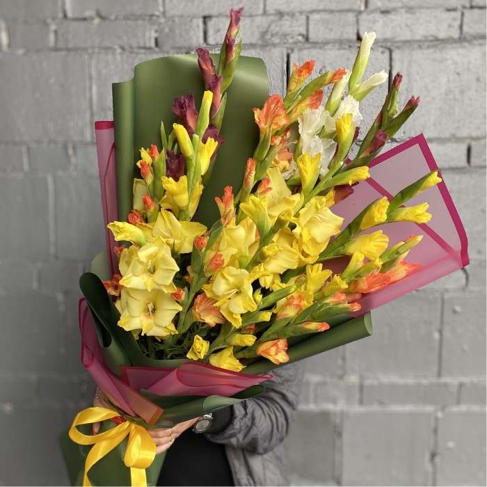 Букет ярких гладиолусов