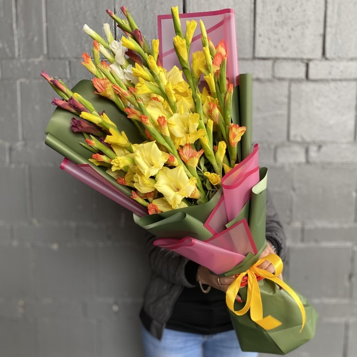 Букет ярких гладиолусов