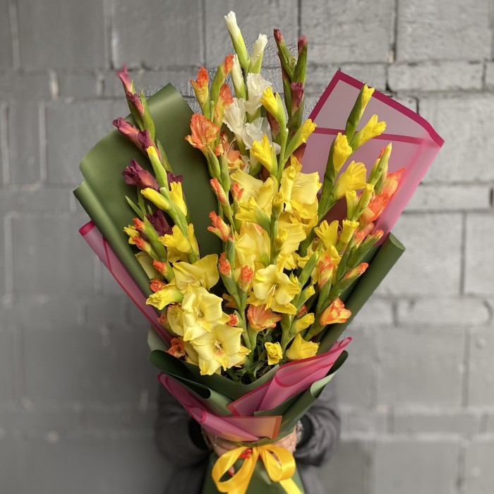 Букет ярких гладиолусов
