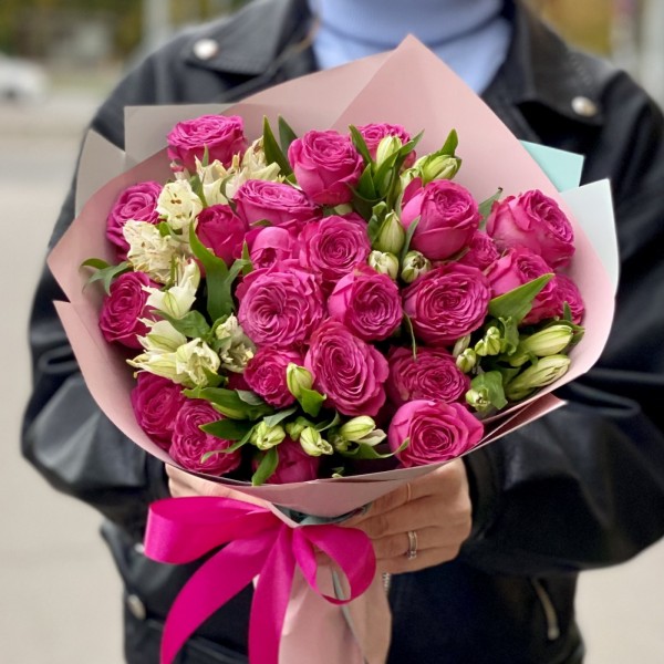 Пионовидные кустовые розы с альстромерией