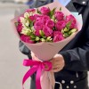 Пионовидные кустовые розы с альстромерией