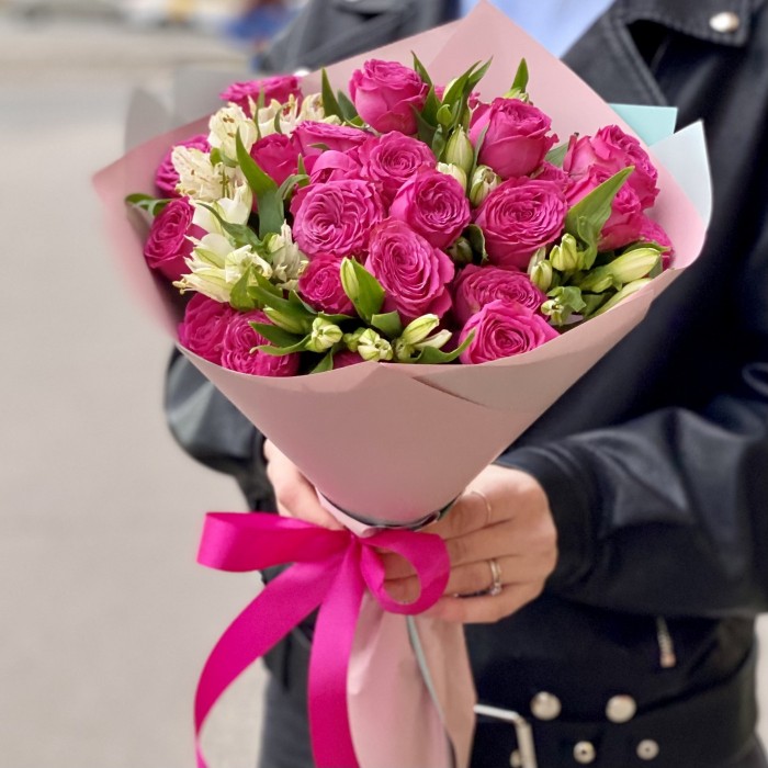 Пионовидные кустовые розы с альстромерией