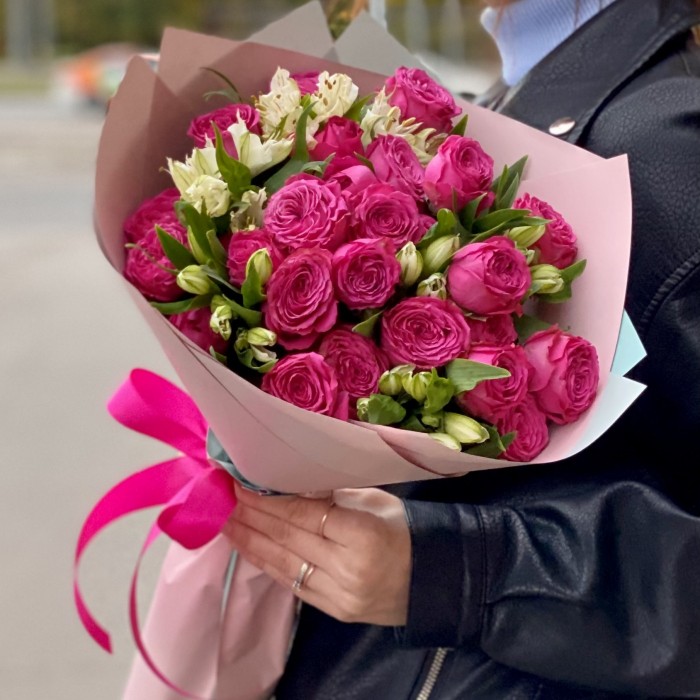 Пионовидные кустовые розы с альстромерией