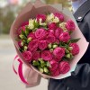 Пионовидные кустовые розы с альстромерией