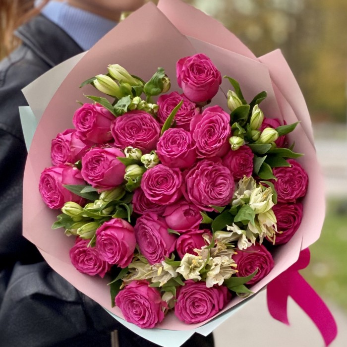 Пионовидные кустовые розы с альстромерией